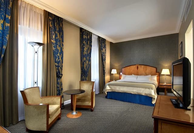 Hilton London Paddington-Suite, 1 Queen Bed-3