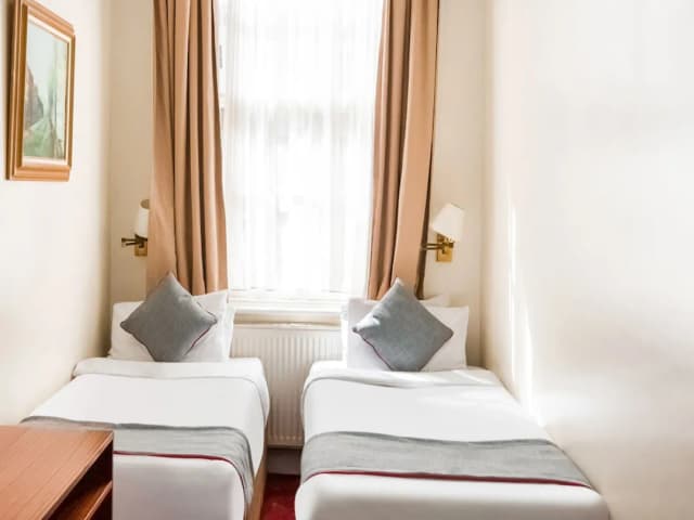 세인트 조지 호텔-스탠다드 쿼드룸-3