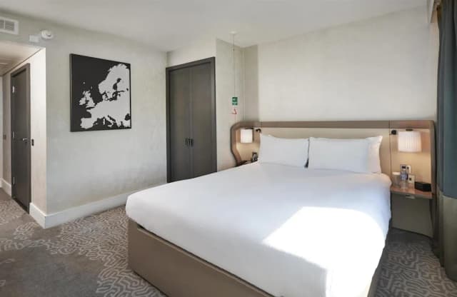 Hilton London Heathrow Airport Hotel-Queen Accessible Room-3