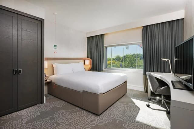 Hilton London Heathrow Airport Hotel-Queen Accessible Room-2