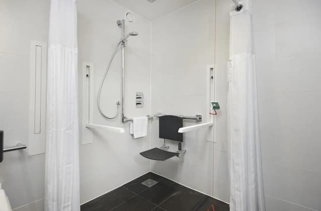 Hilton London Heathrow Airport Hotel-Queen Accessible Room-4