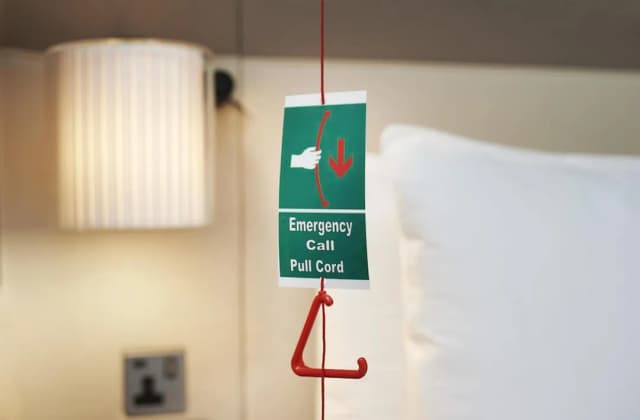 Hilton London Heathrow Airport Hotel-Queen Accessible Room-1