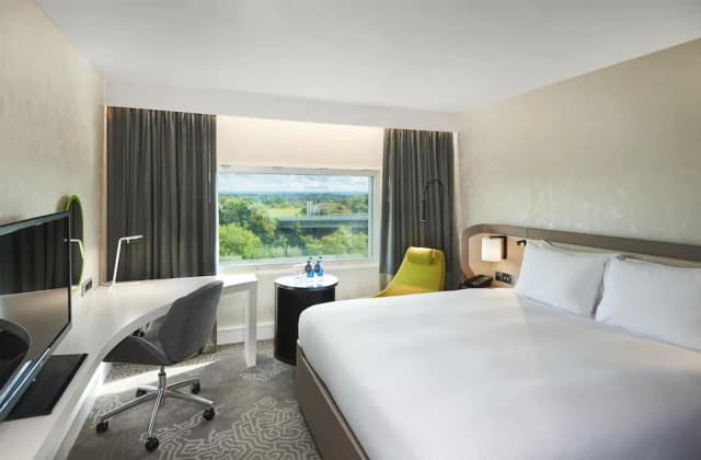 Hilton London Heathrow Airport Hotel-Executive Room, 1 King Bed (With Lounge Access)-6