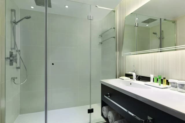 Hilton London Heathrow Airport Hotel-Executive Room, 1 King Bed (With Lounge Access)-4