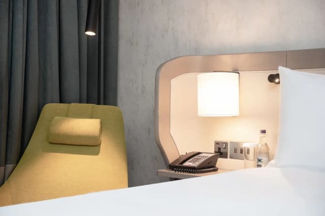 Hilton London Heathrow Airport Hotel-Deluxe Room, 1 King Bed-2