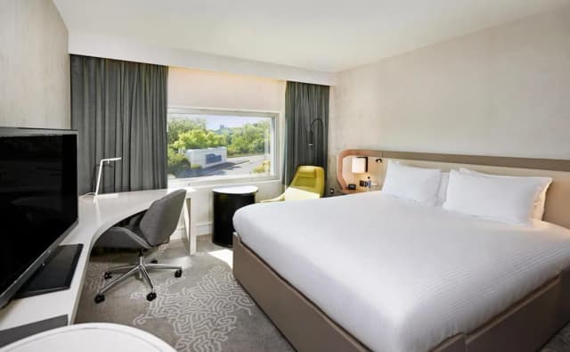 Hilton London Heathrow Airport Hotel-Deluxe Room, 1 King Bed-5
