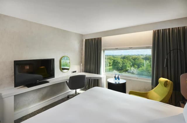 Hilton London Heathrow Airport Hotel-Deluxe Room, 1 King Bed-4