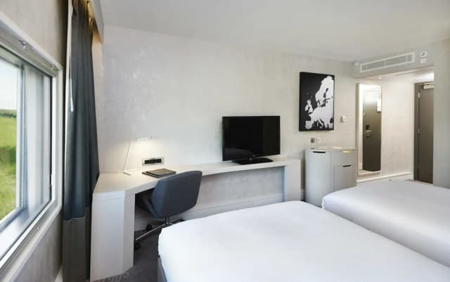 Hilton London Heathrow Airport Hotel-Deluxe Twin Room-2