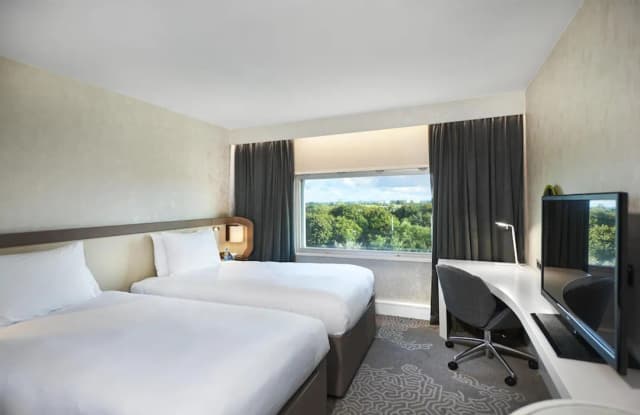 Hilton London Heathrow Airport Hotel-Deluxe Twin Room-5