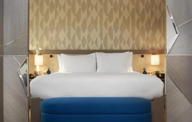 Hilton London Heathrow Airport Hotel-Executive Suite, 1 King Bed (With Lounge Access)-3