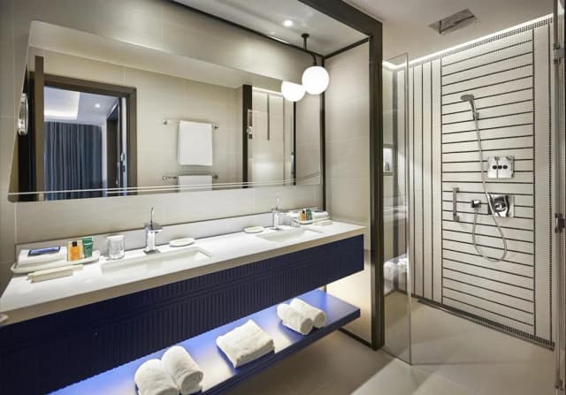 Hilton London Heathrow Airport Hotel-Executive Suite, 1 King Bed (With Lounge Access)-5