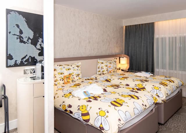 Hilton London Heathrow Airport Hotel-Family Room, Connecting Rooms-2