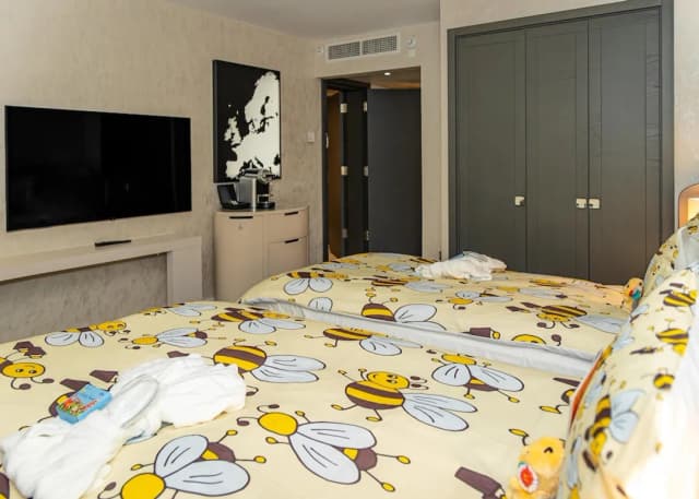 Hilton London Heathrow Airport Hotel-Family Room, Connecting Rooms-1