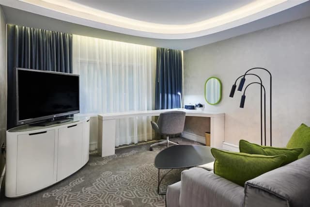 Hilton London Heathrow Airport Hotel-Junior Suite, 1 King Bed (With Lounge Access)-1