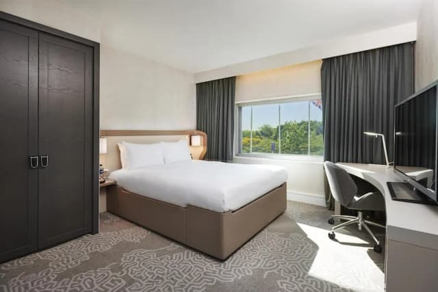Hilton London Heathrow Airport Hotel-Room, 1 Queen Bed-4