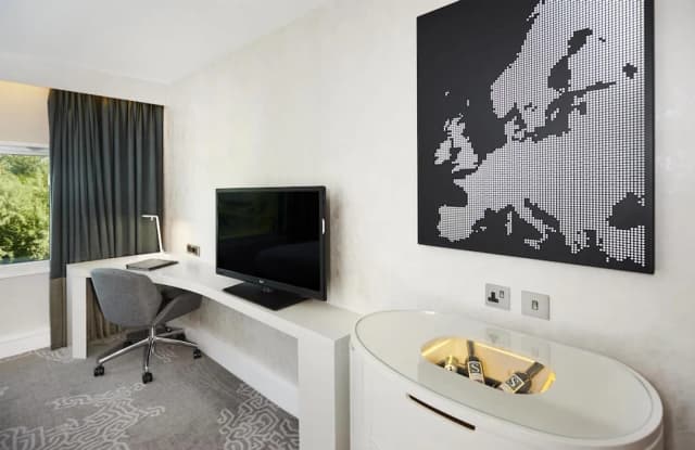 Hilton London Heathrow Airport Hotel-Room, 1 Queen Bed-1