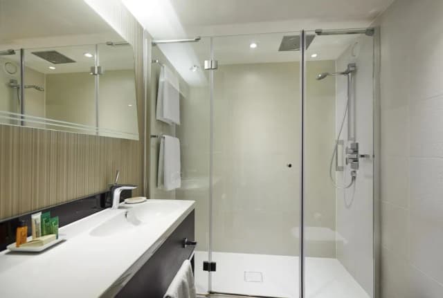 Hilton London Heathrow Airport Hotel-Room, 1 Queen Bed-5