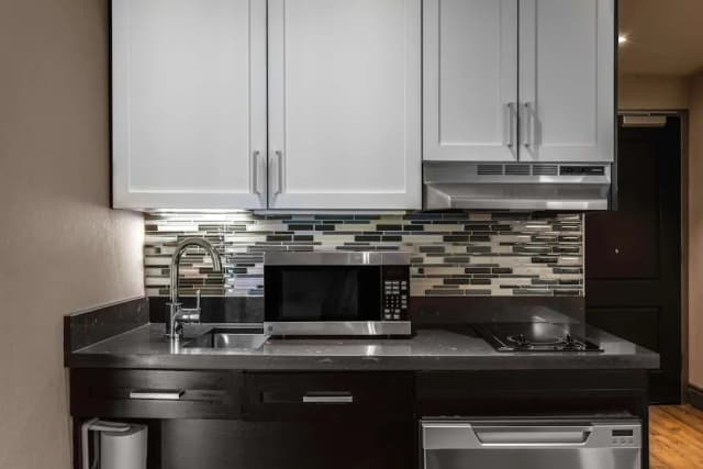 Homewood Suites New York/Midtown Manhattan Times Square-Studio, 2 Queen Beds, Accessible (Mobility & Hearing, Roll-in Shower)-6