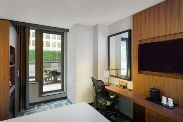 Hilton Garden Inn New York/Central Park South-Midtown West-华丽客房, 1 张特大床, 露台-3
