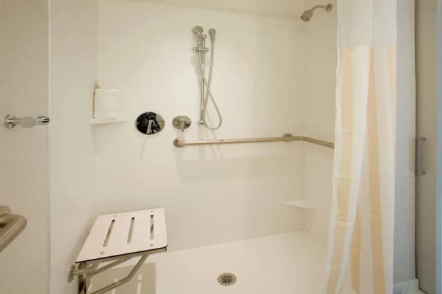 Hilton Garden Inn New York/Central Park South-Midtown West-客房, 1 张特大床, 无障碍 (Mobility & Hearing, Roll-In Shower)-4