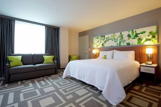 Hilton Garden Inn New York/Central Park South-Midtown West-Junior Suite, 1 King Bed, City View-5