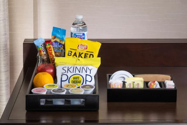Hilton Garden Inn New York/Central Park South-Midtown West-客房, 1 张特大床 (Drinks & Snacks)-3