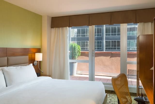 ヒルトン ガーデン イン ニューヨーク / マンハッタン - ミッドタウン イースト-ルーム キングベッド 1 台 テラス シティビュー-7