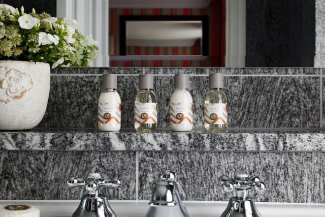 넘버 식스틴 호텔, 펌데일 호텔-슈피리어룸-2