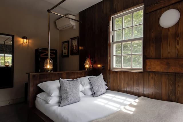 ザ パイロット-キャビン (Captain)-1