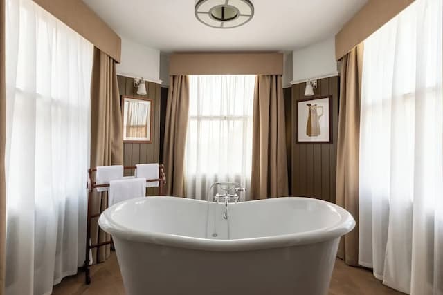 The Drayton Court Hotel-Luxury Suite-32