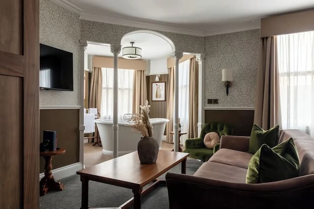 The Drayton Court Hotel-Luxury Suite-17