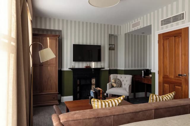 The Drayton Court Hotel-Junior Suite, 1 Bedroom, Bathtub-7