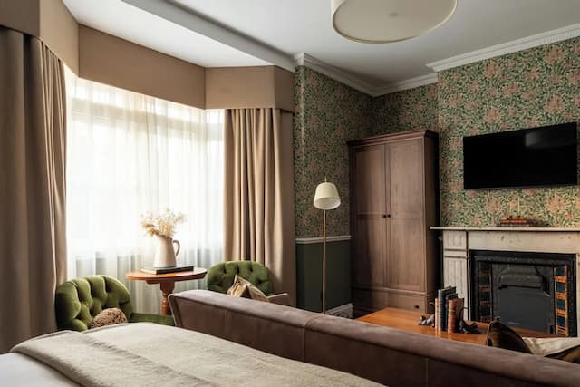 The Drayton Court Hotel-Junior Suite, 1 Bedroom, Bathtub-6