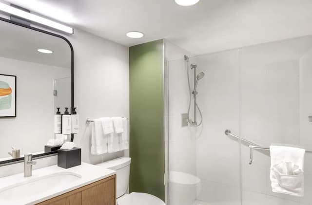 芝加哥市中心 voco IHG 旗下酒店-頂級客房, 1 張特大雙人床, 輪椅可達淋浴間 (Mobility Accessible)-9