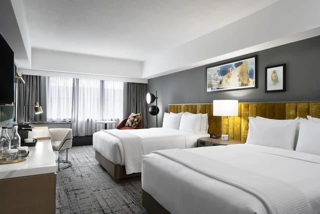 芝加哥市中心 voco IHG 旗下酒店-特級客房, 2 張加大雙人床, 輪椅可達淋浴間 (Mobility Accessible)-2