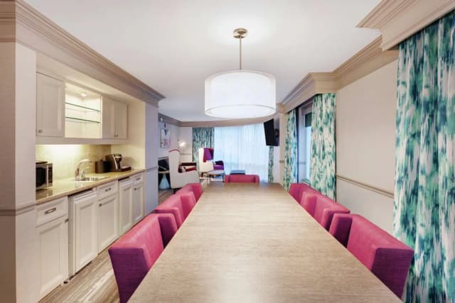 芝加哥北岸/埃文斯頓希爾頓花園飯店-套房, 1 張特大雙人床, 非吸煙房-5