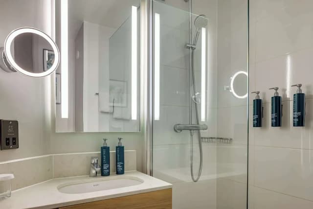 DoubleTree by Hilton London - Chelsea-Double or Twin Room-5