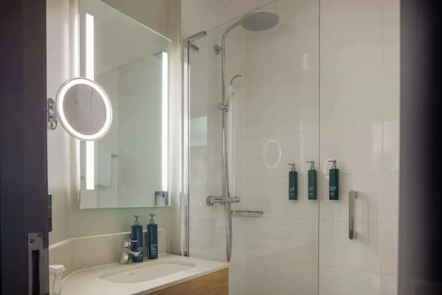 DoubleTree by Hilton London - Chelsea-Double or Twin Room-6