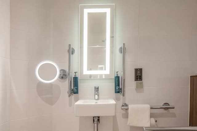DoubleTree by Hilton London - Chelsea-Room, Accessible-8