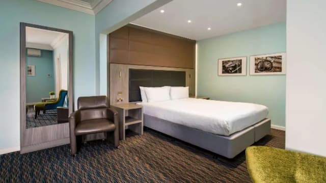 London Chigwell Prince Regent Hotel, BW Signature Collection-标准房, 1 张双人床, 无烟房 (Small Room)-1