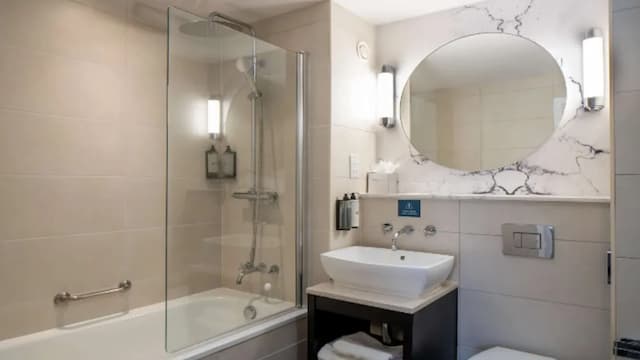 London Chigwell Prince Regent Hotel, BW Signature Collection-高级房, 1 张特大床, 无烟房 (Converts to 2 Twin Beds;with Sofabed)-3