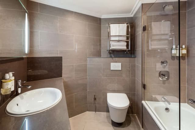 Radisson Blu Hotel, London Mercer Street-Standard Room-9