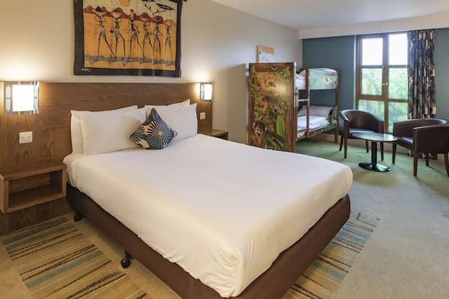 チェシントン リゾート ホテル-Safari Double Room with Bunk Beds & Wanyama view-1