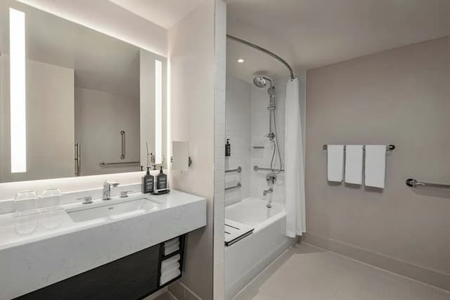 シェラトン ラガーディア イースト ホテル-ルーム キングベッド 1 台 (View)-6