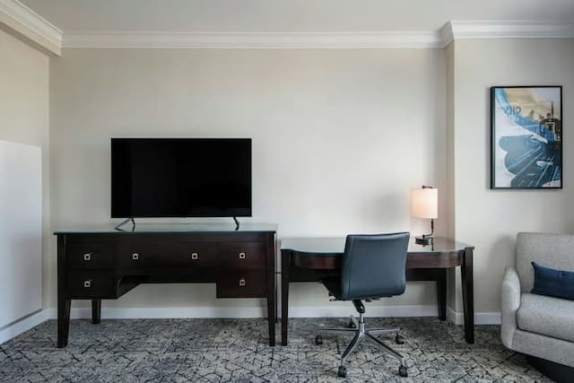 シェラトン ラガーディア イースト ホテル-ルーム キングベッド 1 台 (View)-3