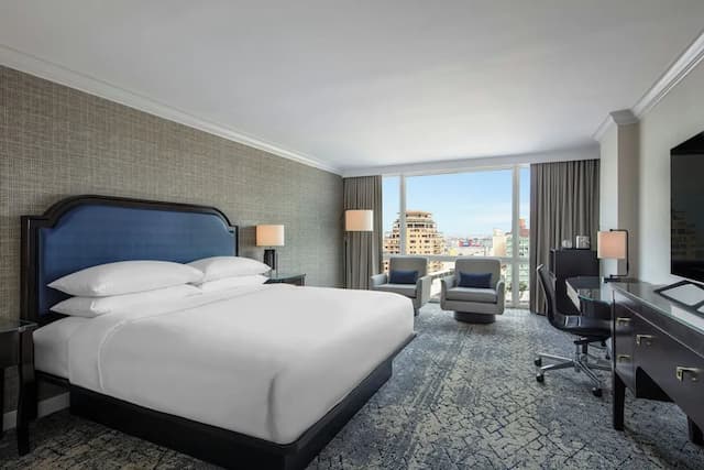 シェラトン ラガーディア イースト ホテル-ルーム キングベッド 1 台 (View)-7