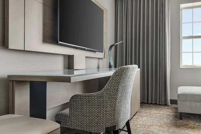 芝加哥米德韋機場萬豪飯店-客房, 1 張特大雙人床 (Mobility/Hearing Access, Roll-In Shwr)-5