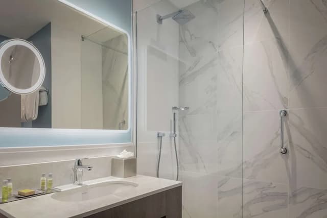 DoubleTree by Hilton London Angel Kings Cross-Room, Multiple Beds-7