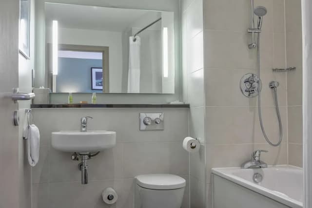 DoubleTree by Hilton London Angel Kings Cross-Room, Multiple Beds-6