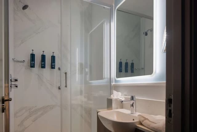 DoubleTree by Hilton London Angel Kings Cross-Room, 1 Double Bed-10